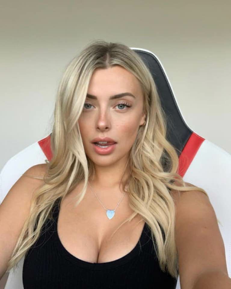 Jerking off to corinna kopf.. Scrolller