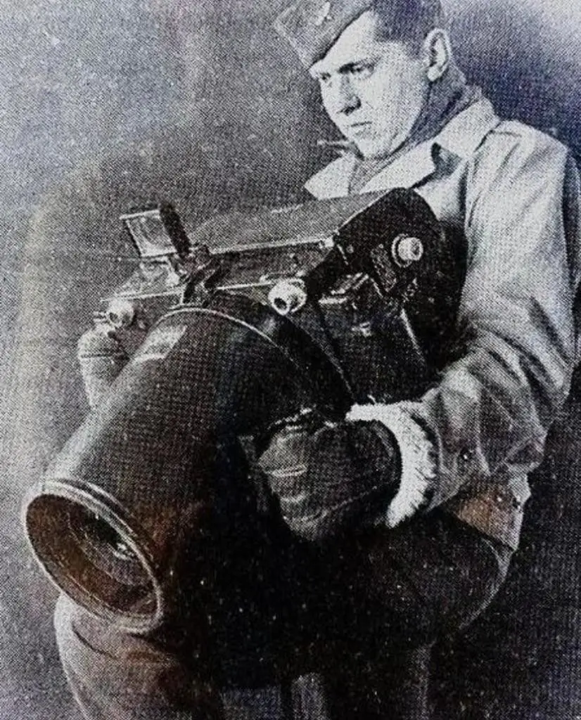Kodak K-24, aerial reconnaissance camera - ca 1942 [826x1024] | Scrolller
