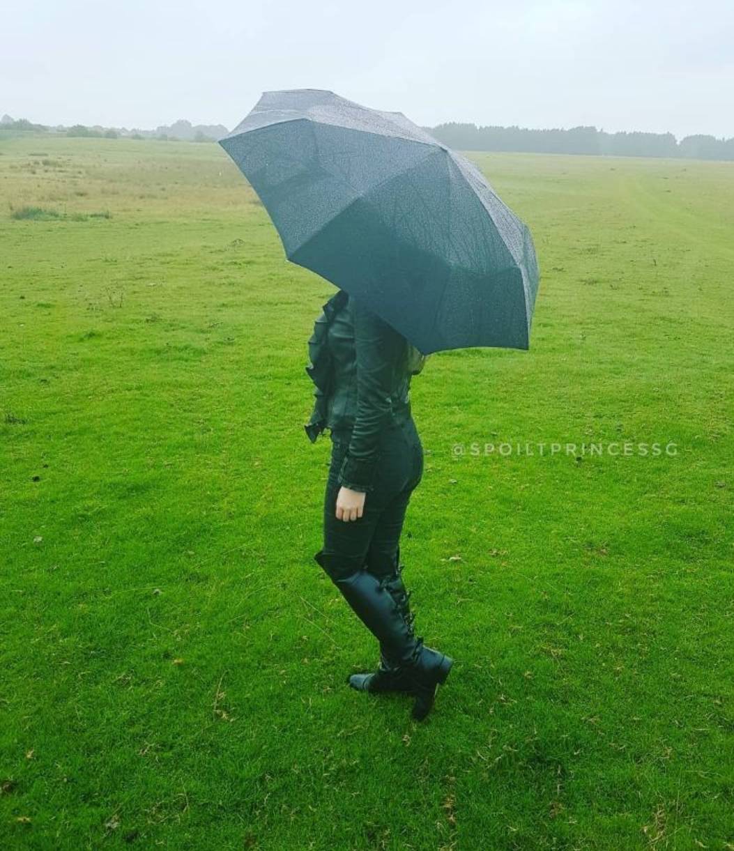 leather-jacket-leather-boots-in-the-rain-scrolller