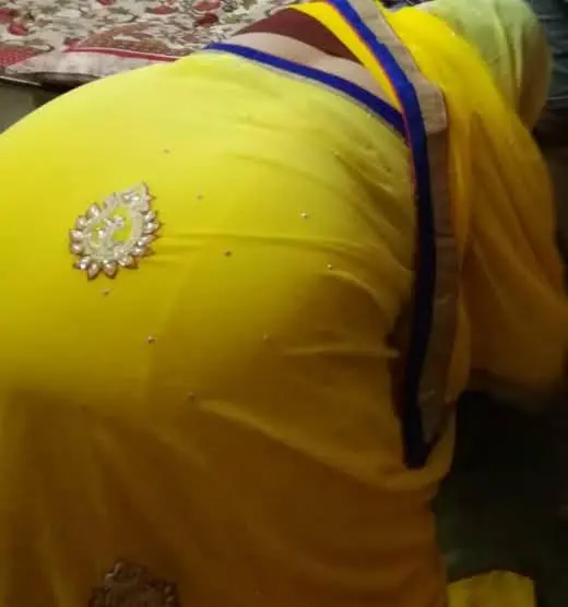 Meri Mummy ki gaand jhuki hui saree me...kaisi lagi comment...DM me to chat.