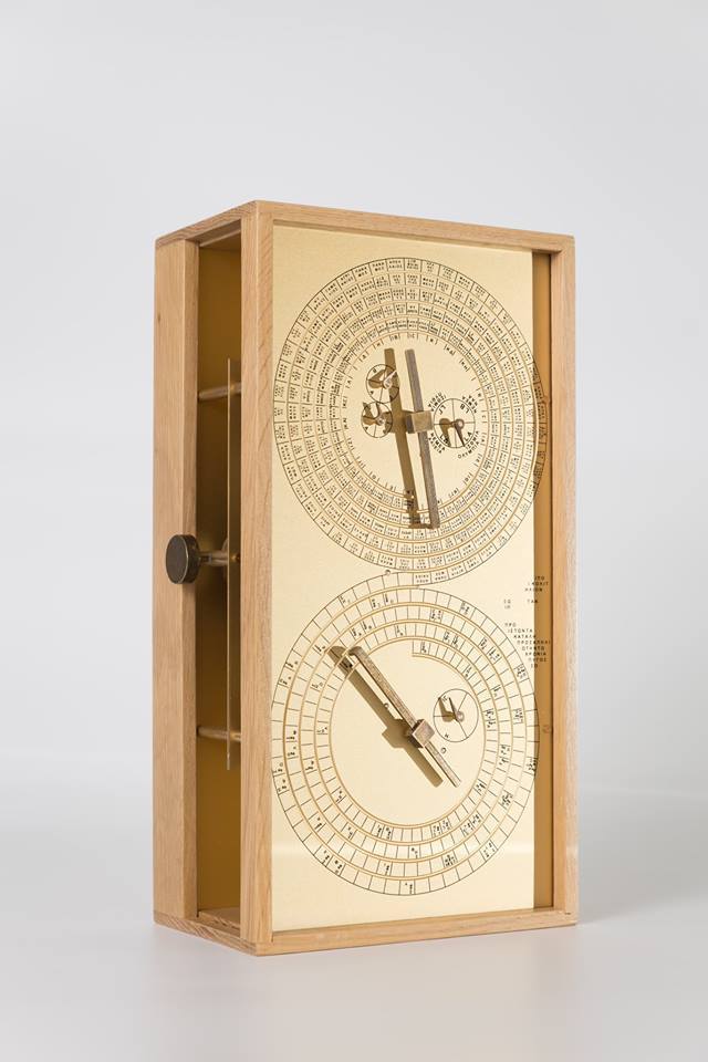 Modern reproduction of the Antikythera Mechanism. The first know Analog ...