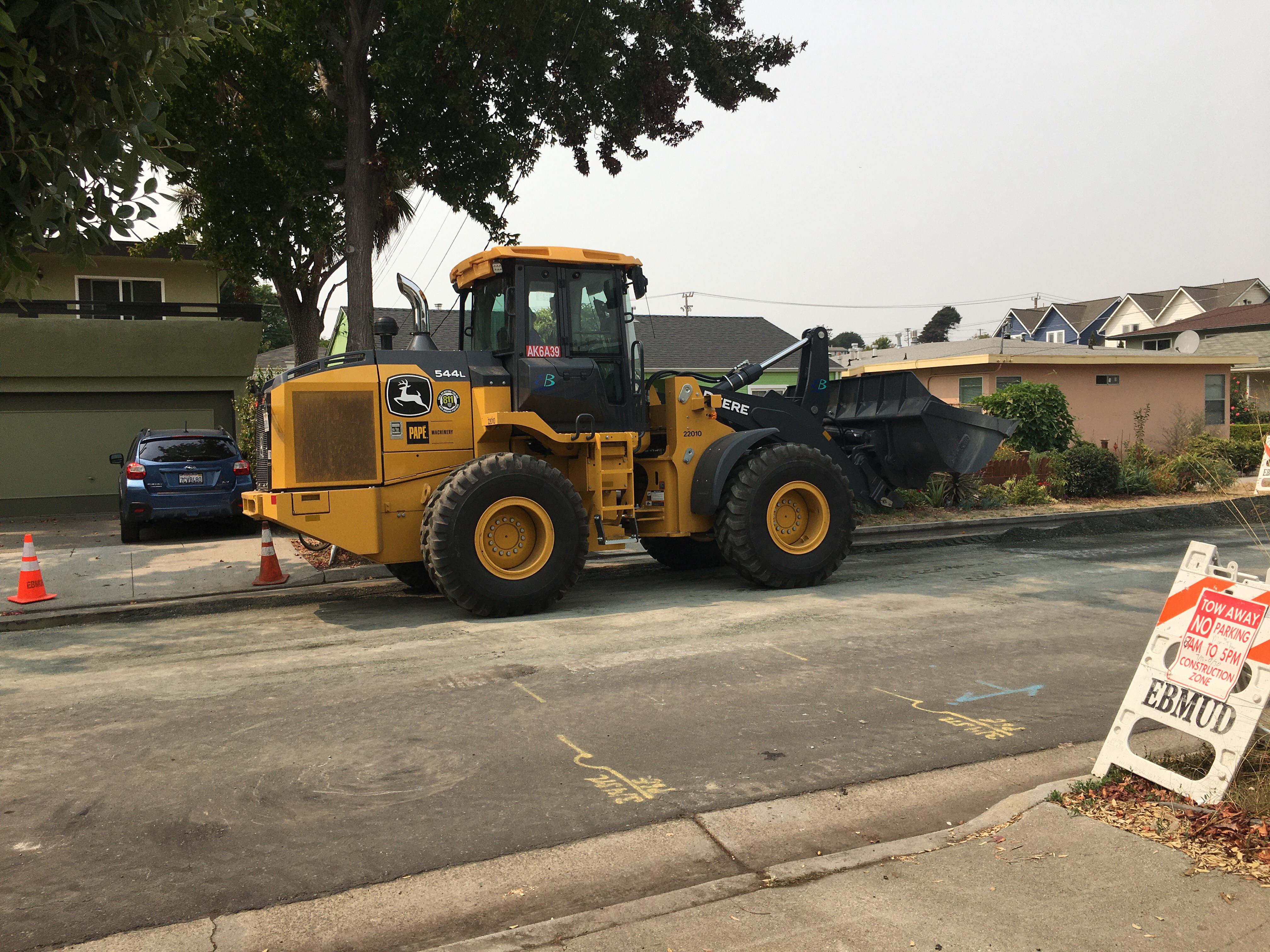 New Deere 544L wheel loader backfilling a new water main | Scrolller
