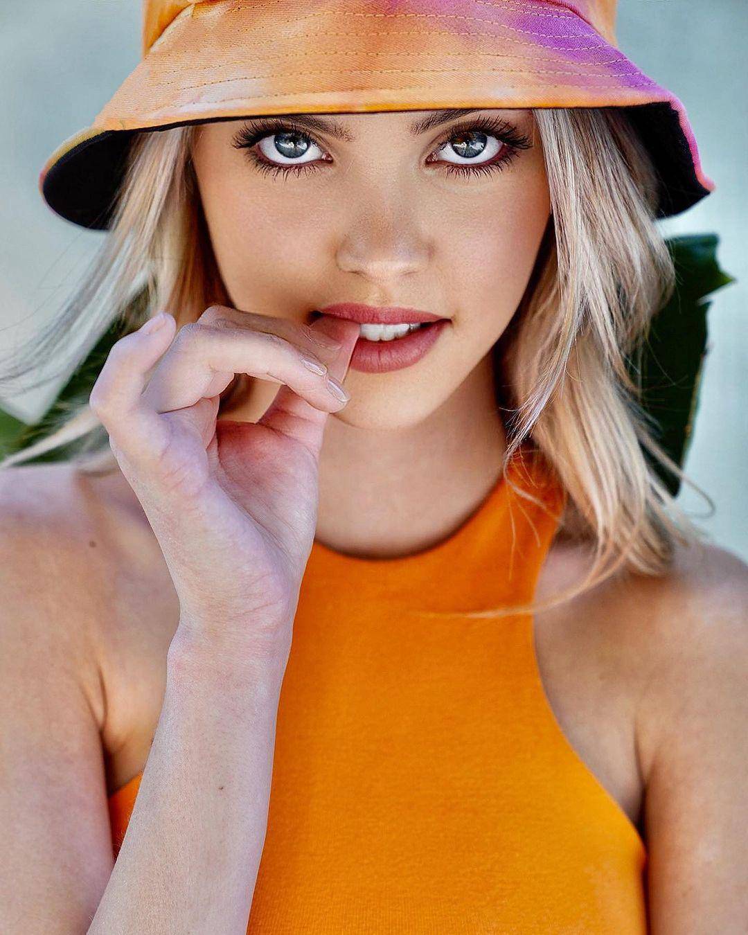 Paige Mackenzie Scrolller