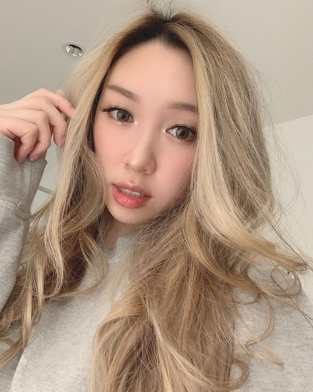 Pretty Blonde Asian Scrolller 9882