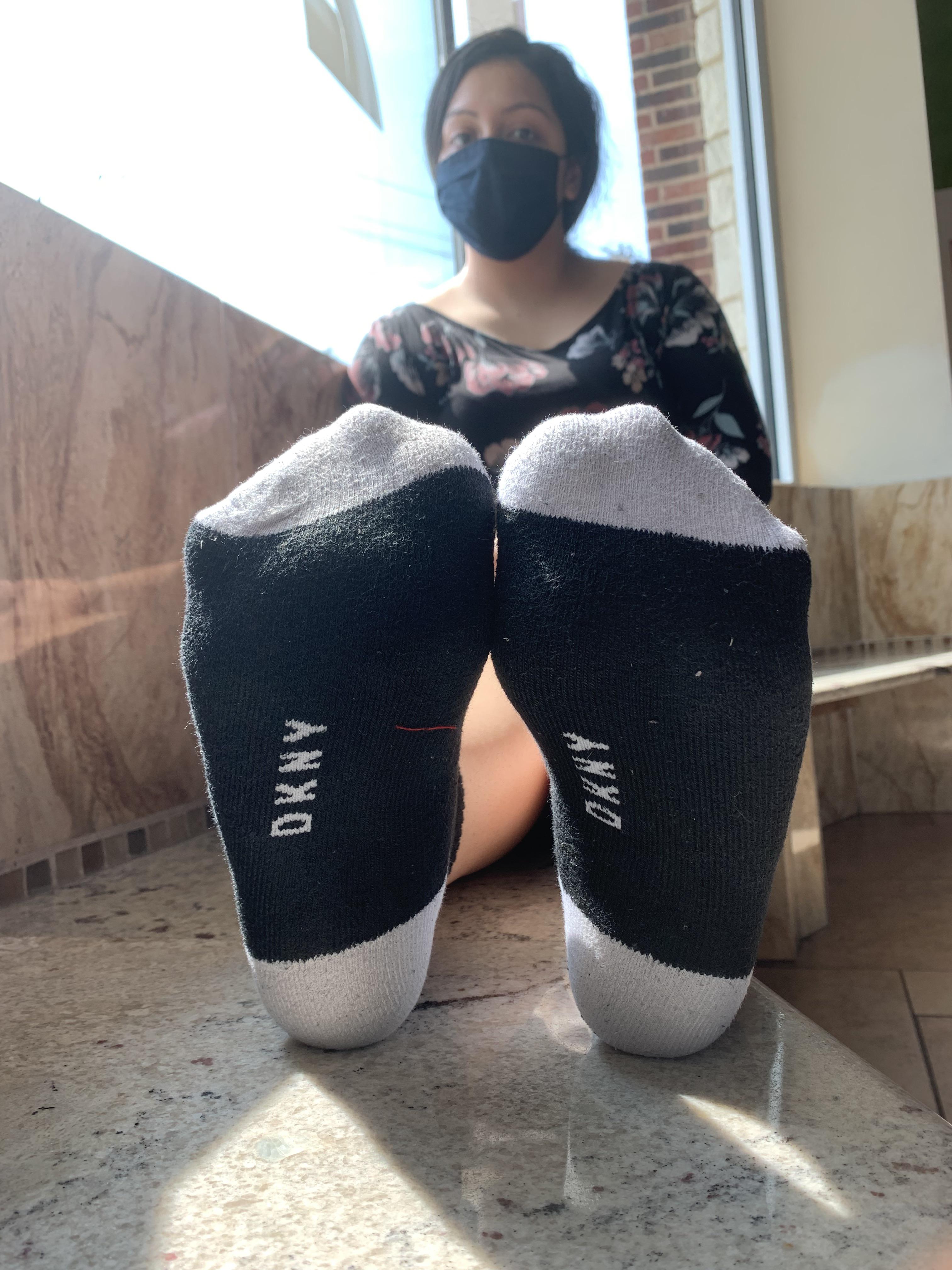 If you saw me with my shoes off airing out my sweaty socks in the laundromat would you try to