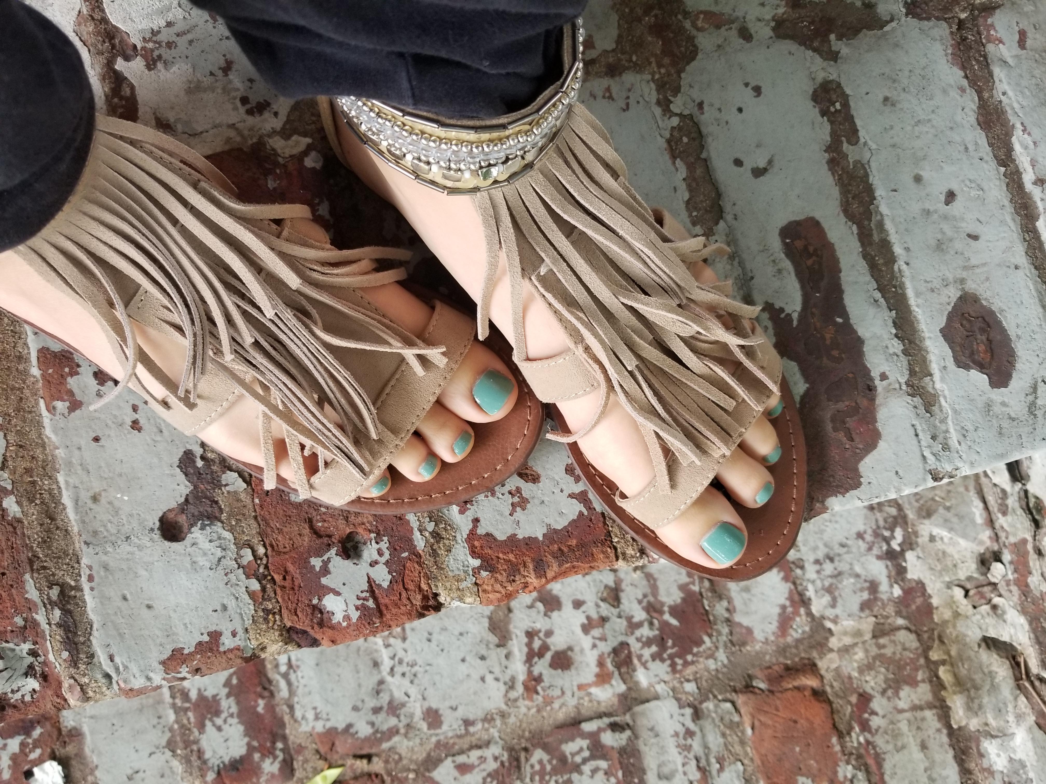 ready-to-strut-these-freshly-painted-toes-around-in-my-favorite-sandals