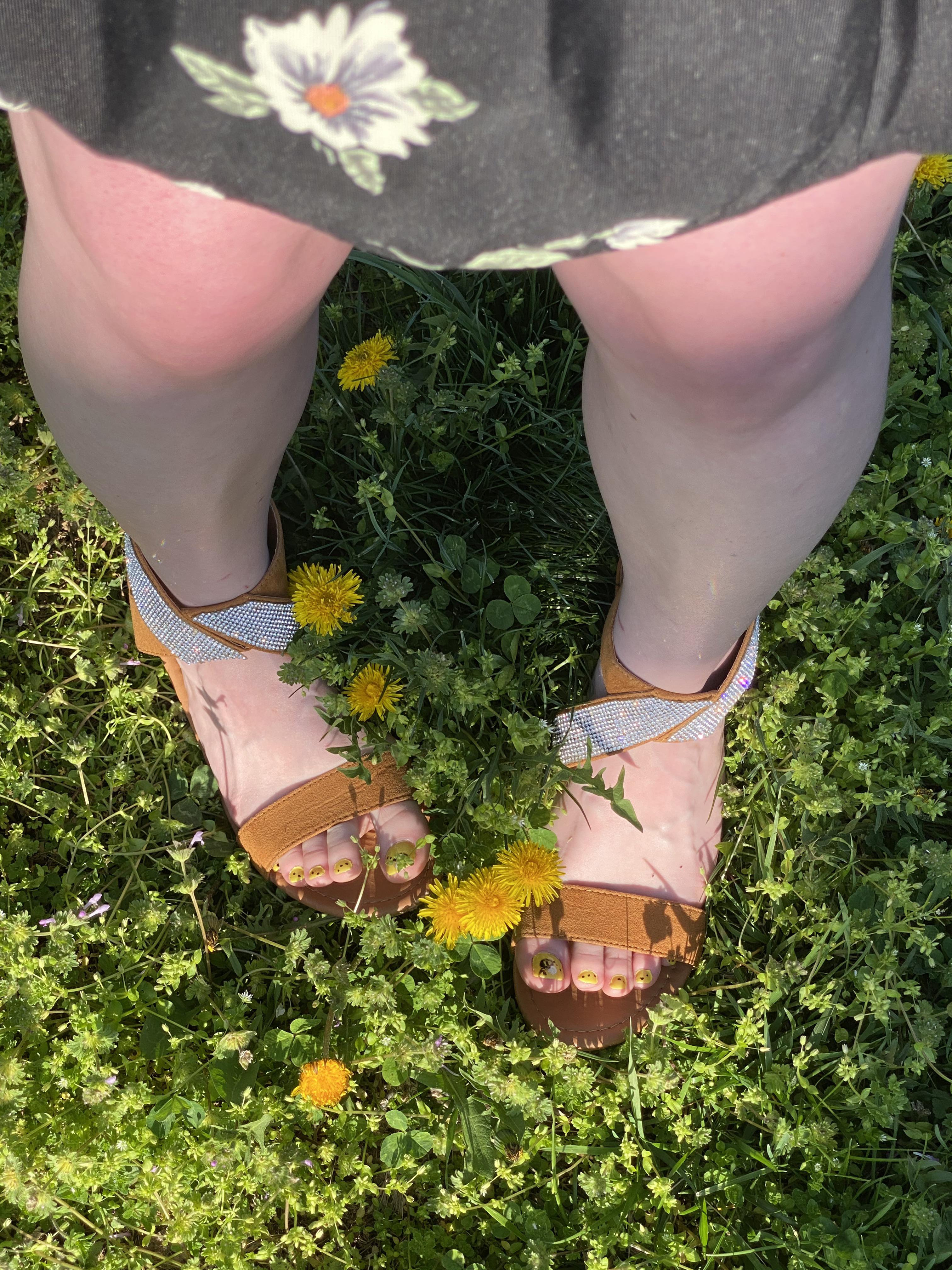 Red knees, yellow toes, makes the boys go 👀 Scrolller