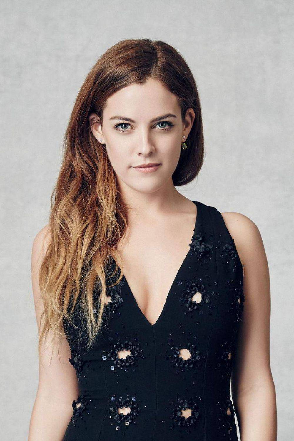 Riley Keough Scrolller