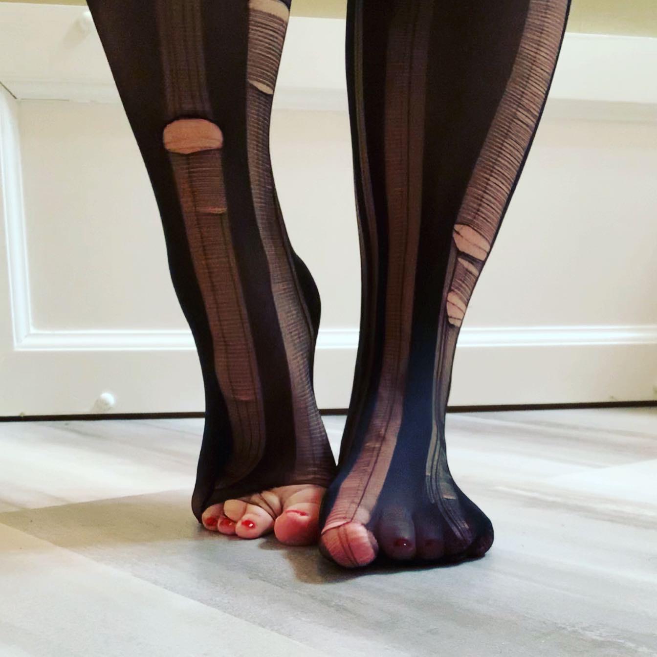 Rough feet in rough nylons. 😎 Scrolller