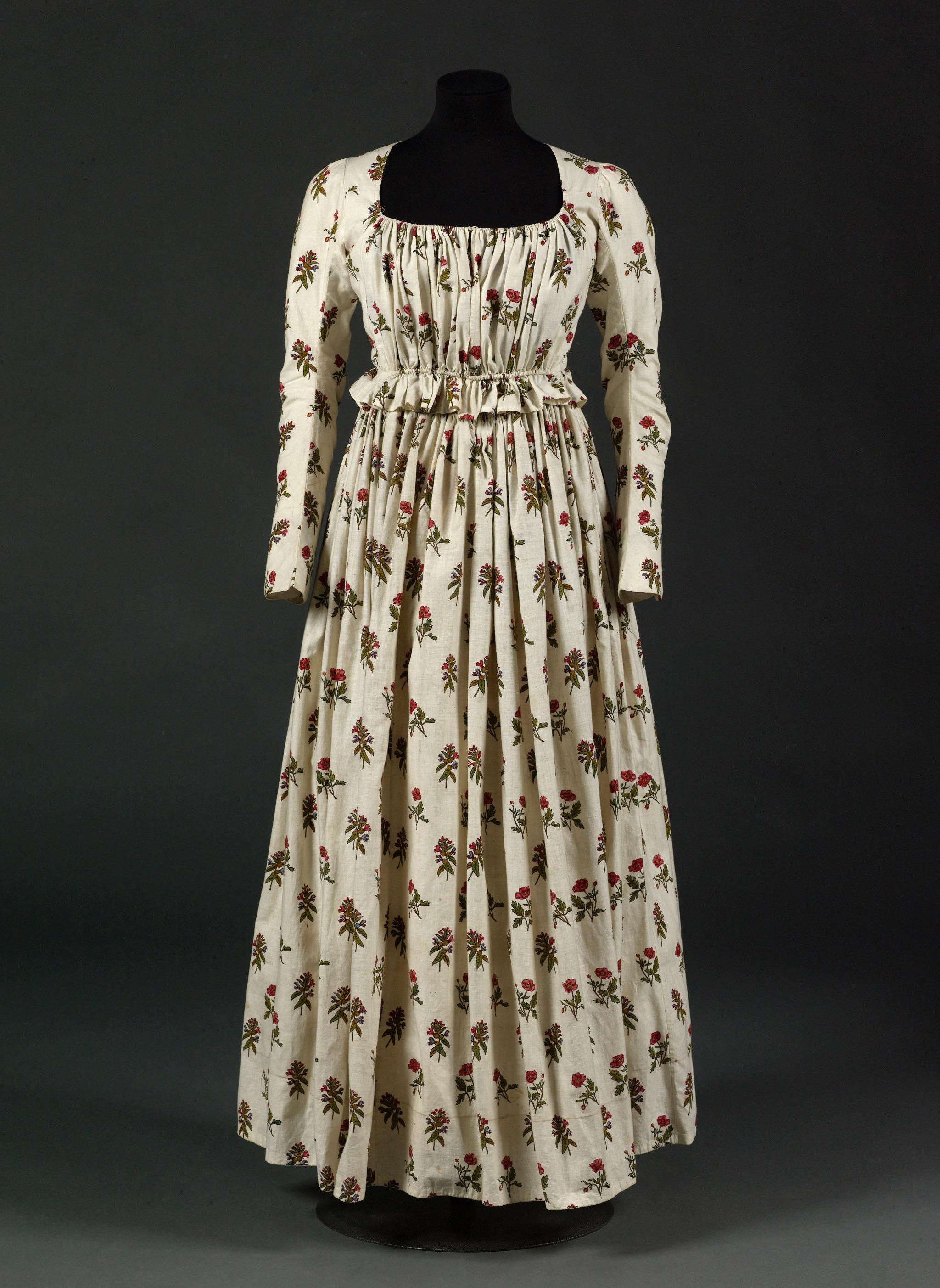 Round Gown, c. 1790. (from the Musée de la Mode de la Ville de Paris ...