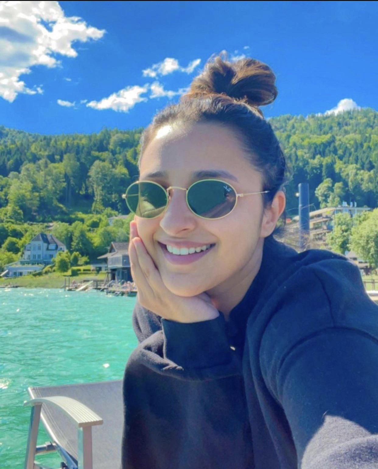 Sexy Parineeti Chopra Scrolller