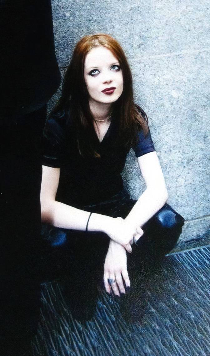 Shirley Manson | Scrolller