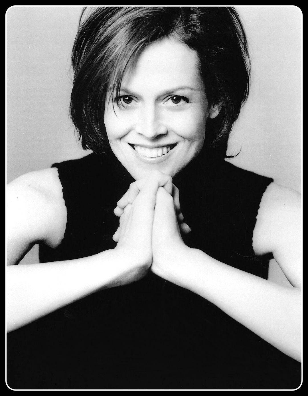 Sigourney Weaver Scrolller