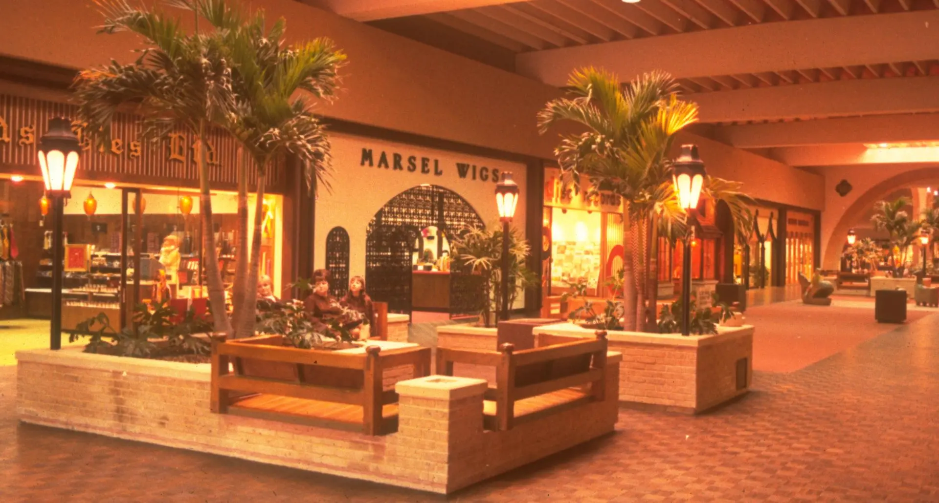 Six Flags Mall in Arlington, TX circa 1973. [1920x1030]