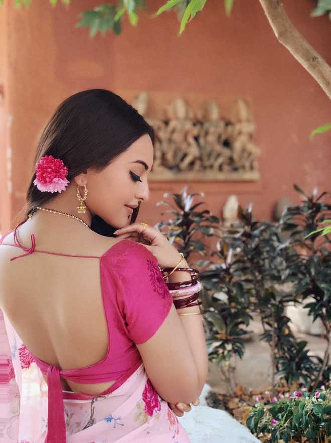 [Image: sonakshi-9a78cg3dir.jpg]