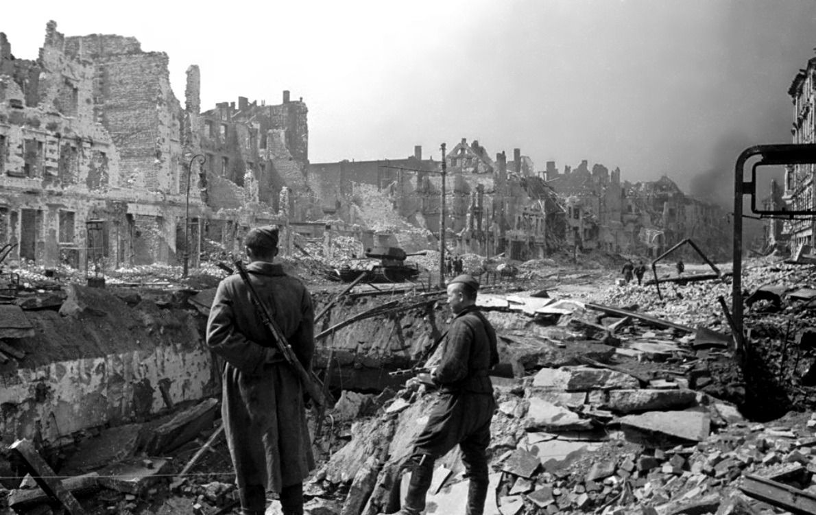 Soviet soldiers survey the damage to Große Frankfurter Straße during ...