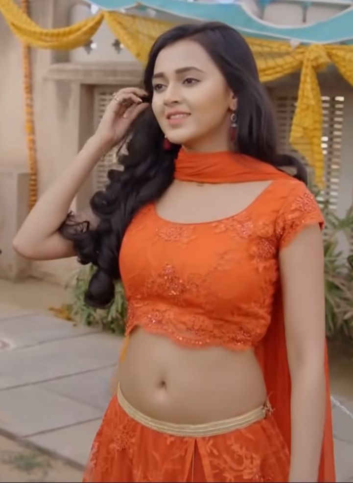 Tejasswi Prakash Flaunting Her Navel In A Gorgeous Red Lehenga Choli Scrolller