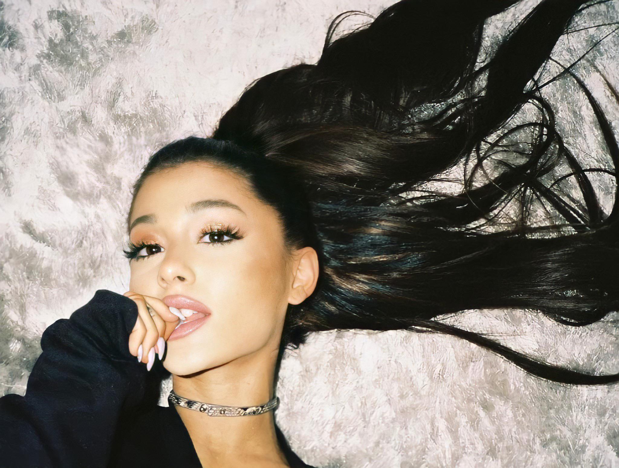 Иза ю. Cinema bizarre yu. Гон ю 2023. Cinema bizarre ю феникс. Буква ю красная на белом фоне.