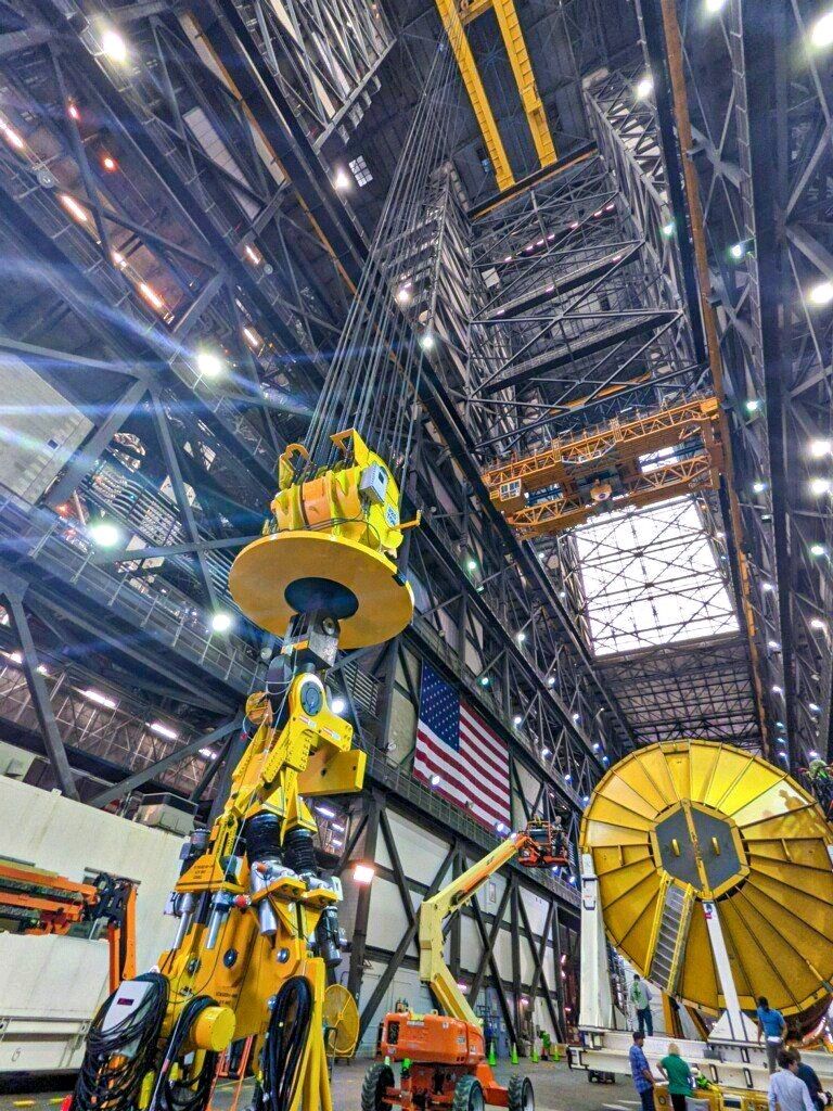 Nasa Vab Rockets The crane used to stand up the rockets in the VAB and NASA Kennedy ...