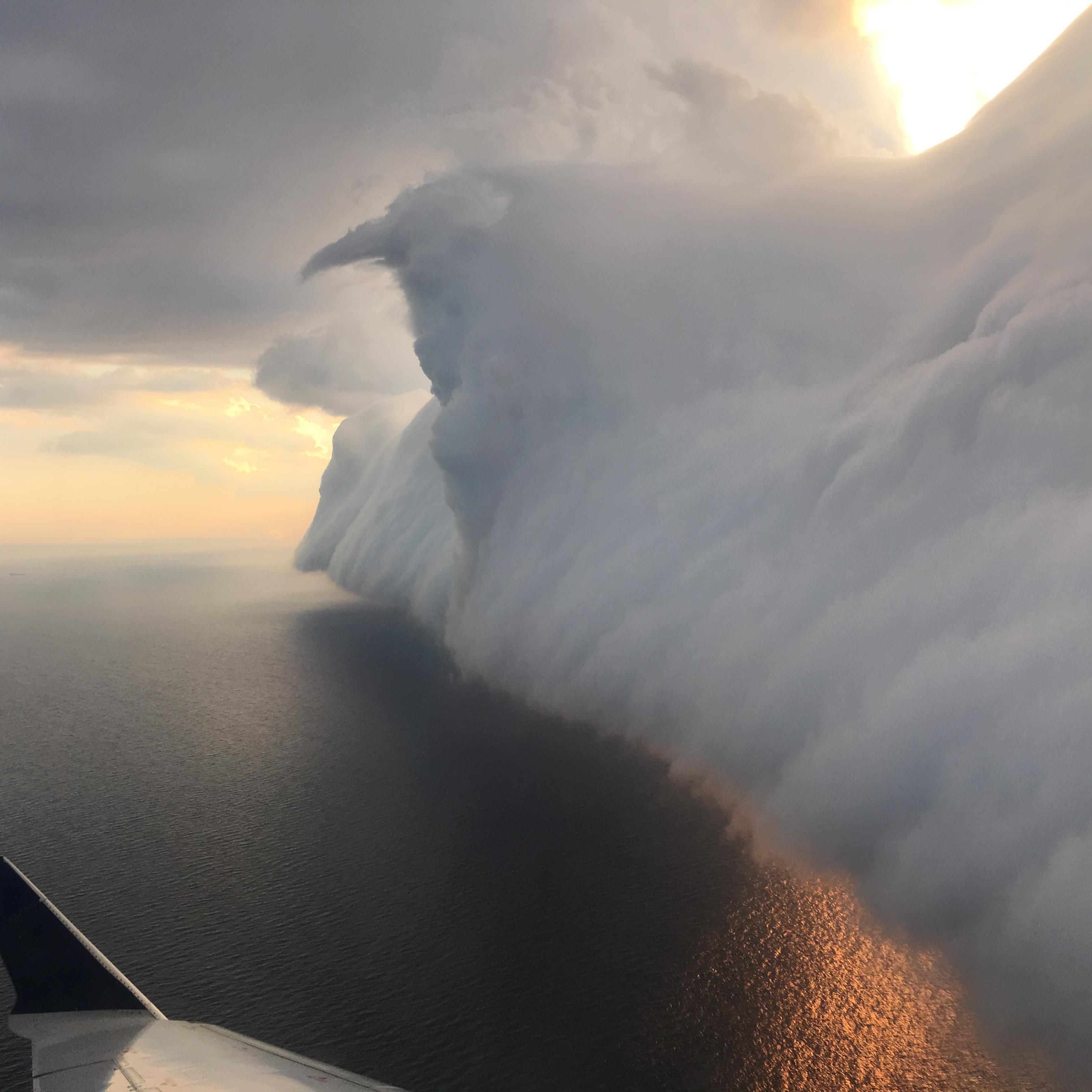 thunderstorm-clouds-on-approach-to-jfk-airport-scrolller