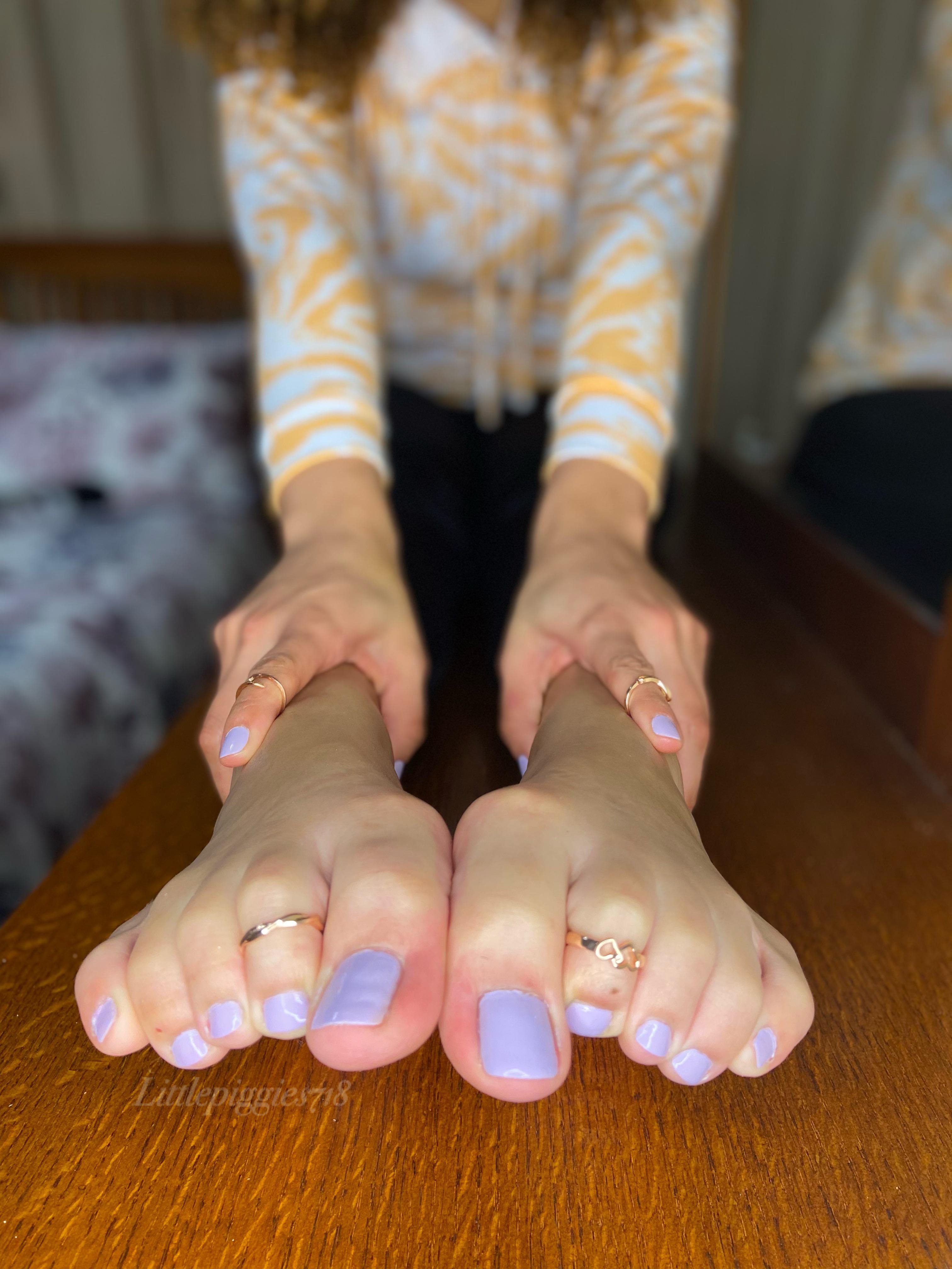 Toe point and matching fingernails Scrolller