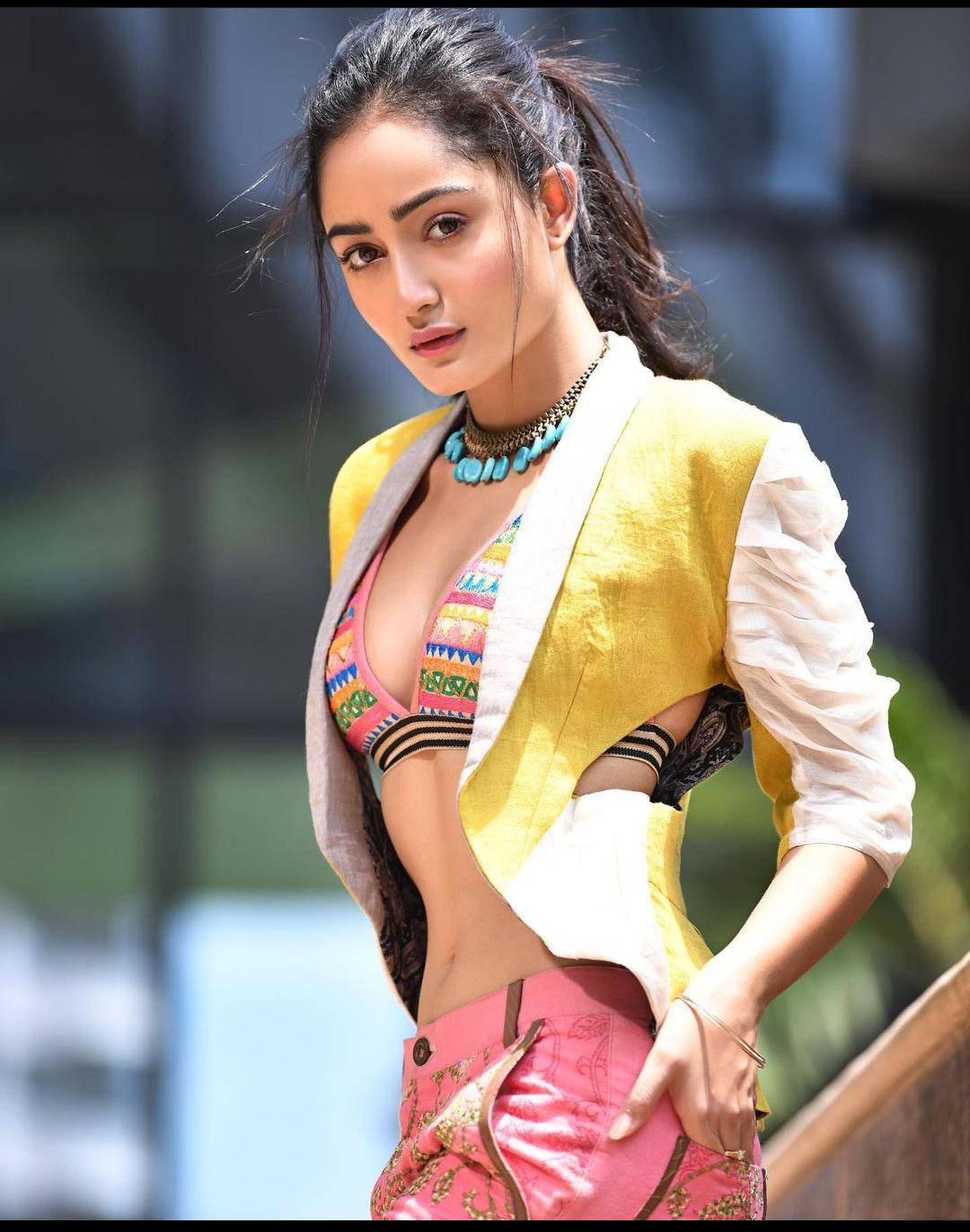 Tridha Choudhury Scrolller