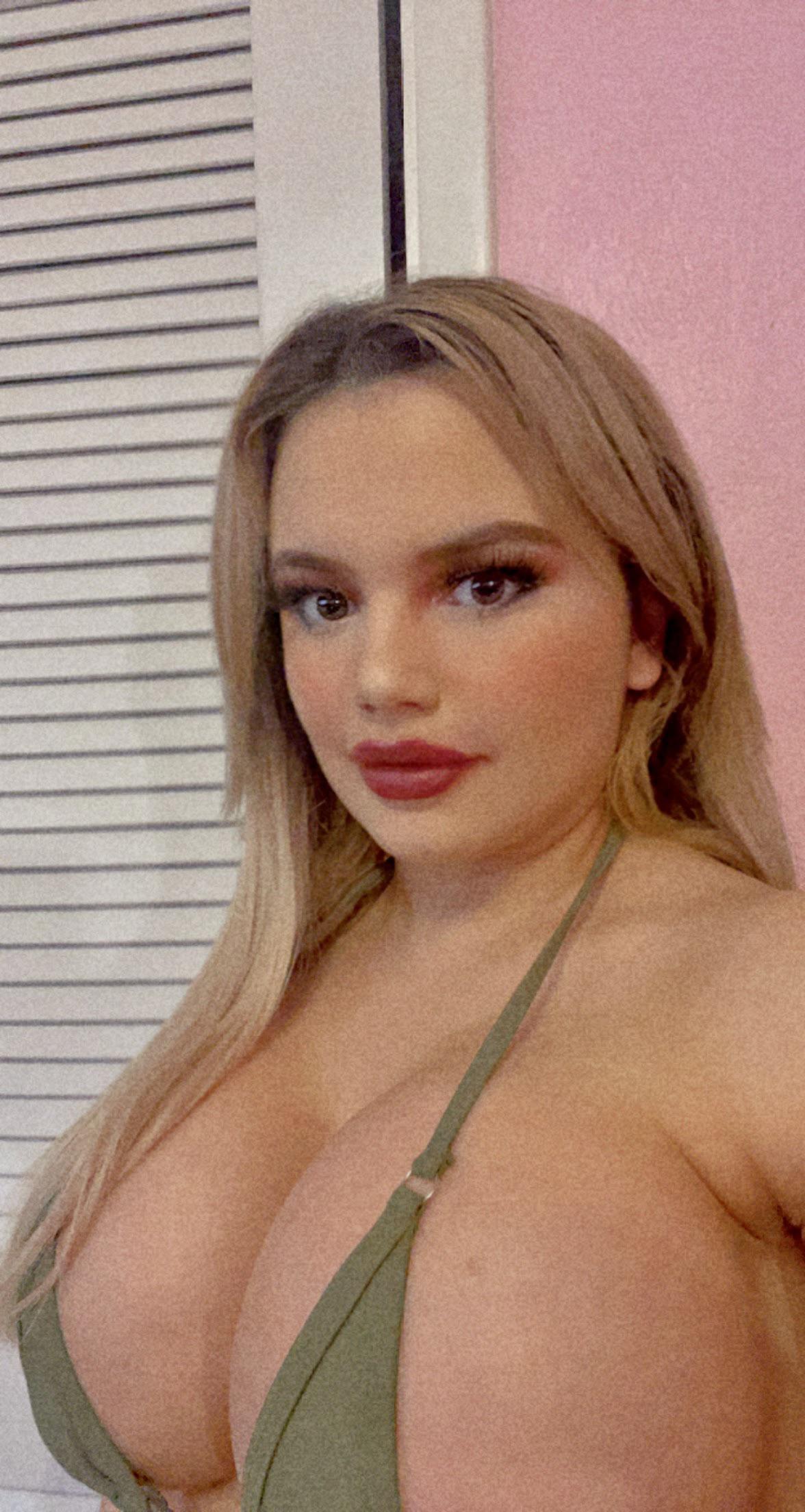 Twitter mistressmarina_ getting another syringe 💉 of lip filler in June