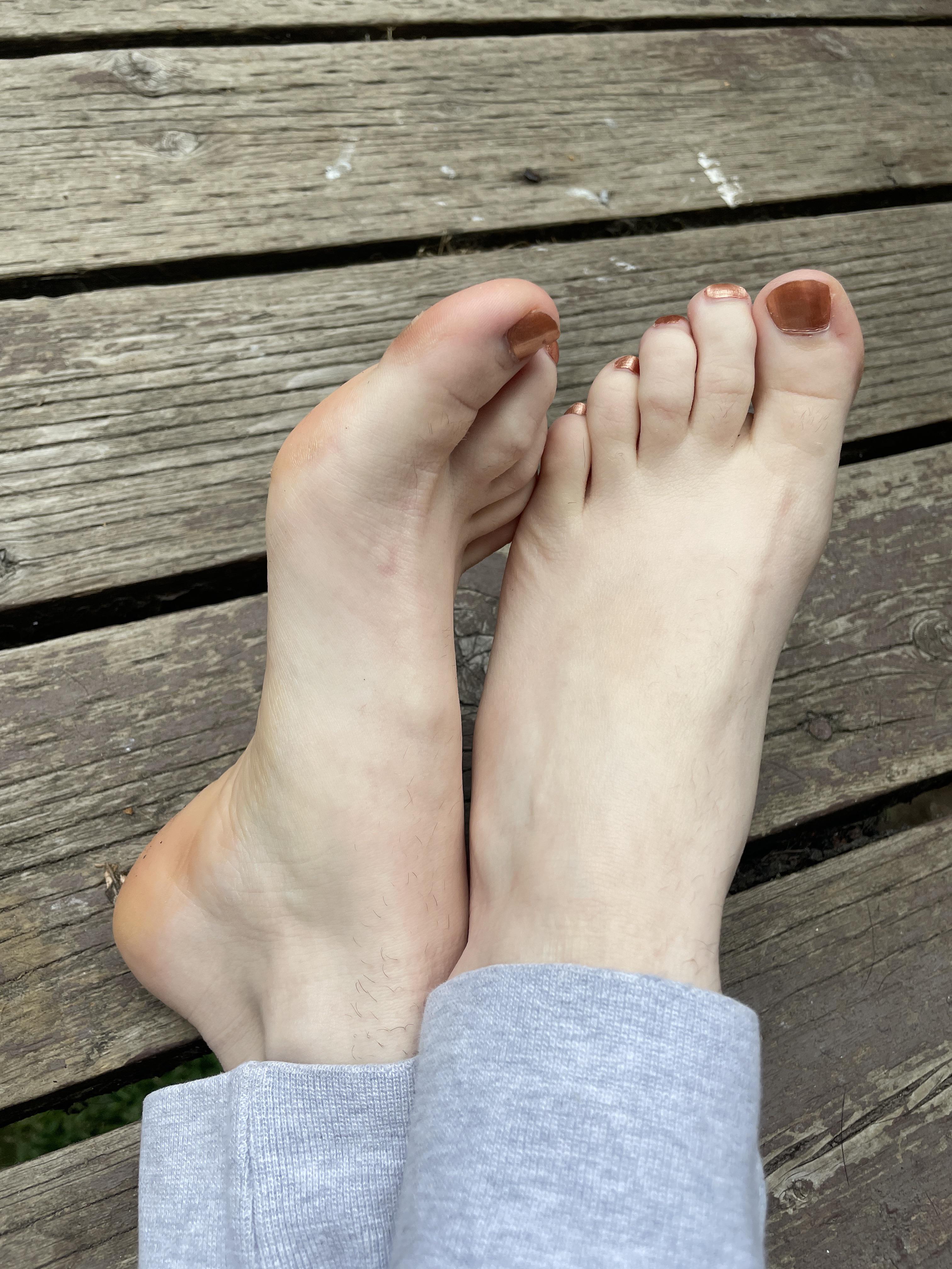 What color should I paint my toes? 🥰 Scrolller