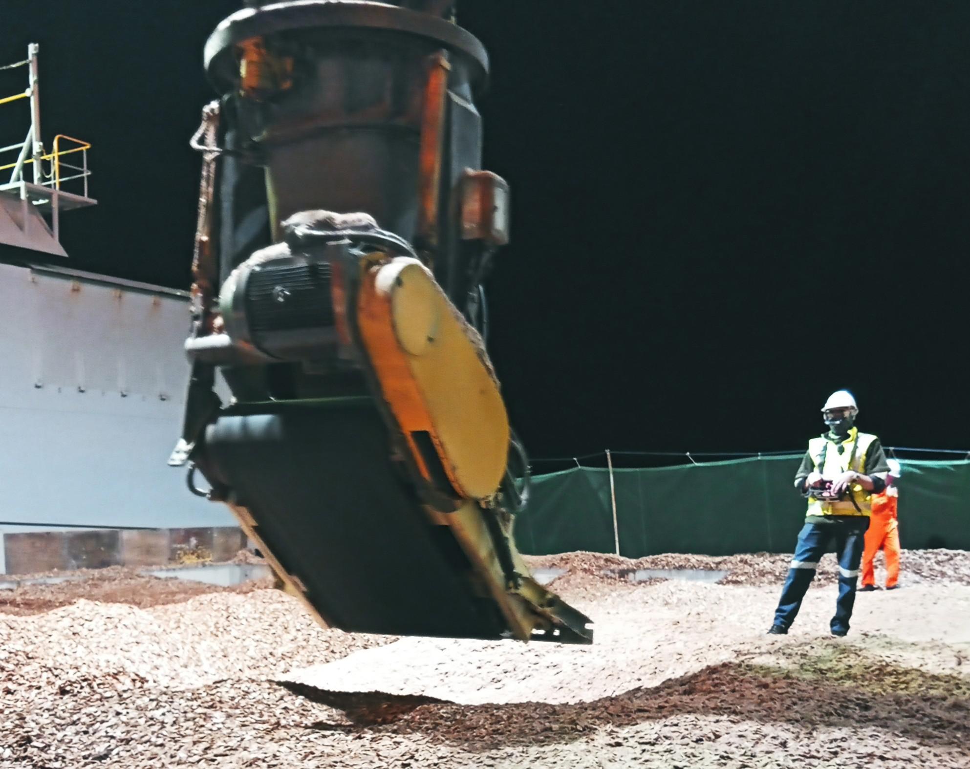 Jet Slinger Ropes Woodchip Jet Slinger loading ships | Scrolller
