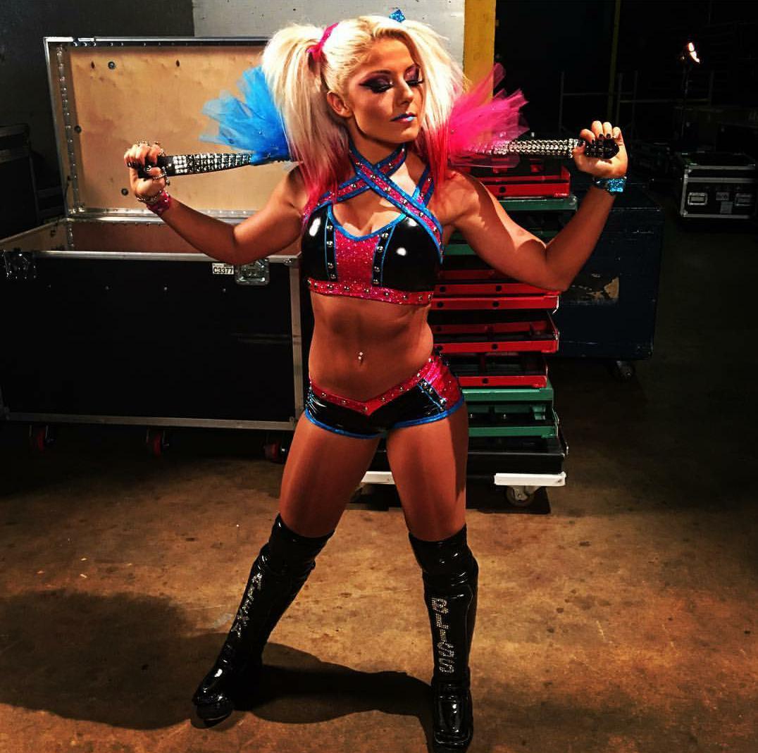 Wrestler Alexa Bliss cosplaying as Harley Quinn Scrolller