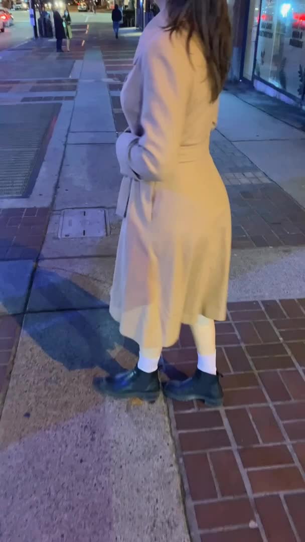 A fully nude flash on a busy city night | Scrolller