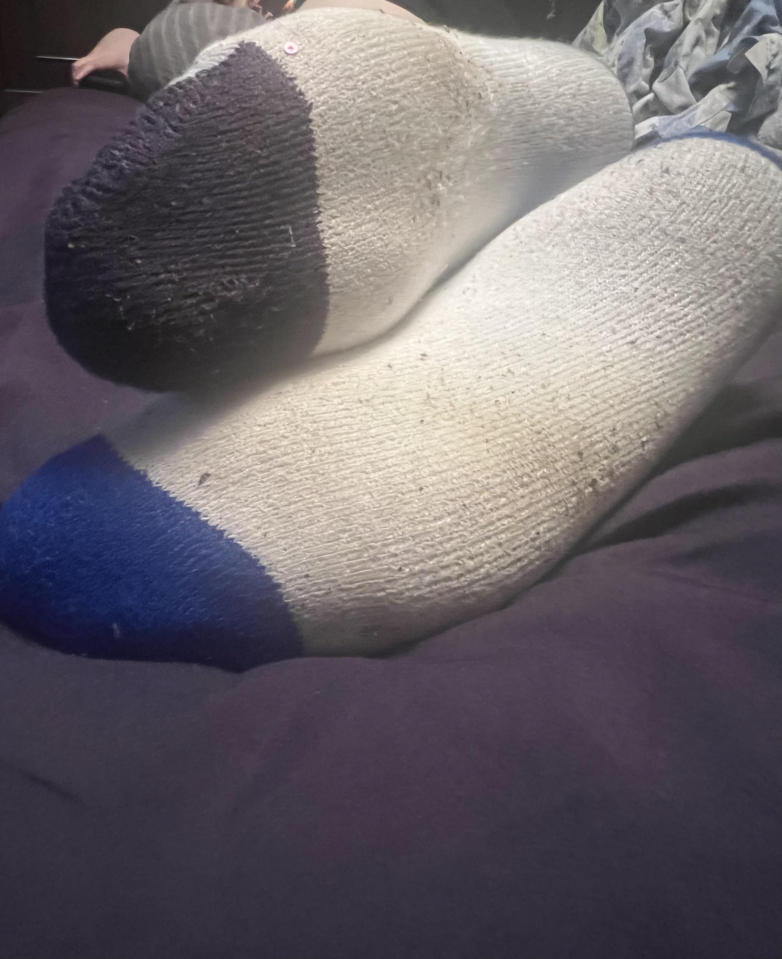 Another long day in boots. They smell really sour. 😬😬😬 Scrolller