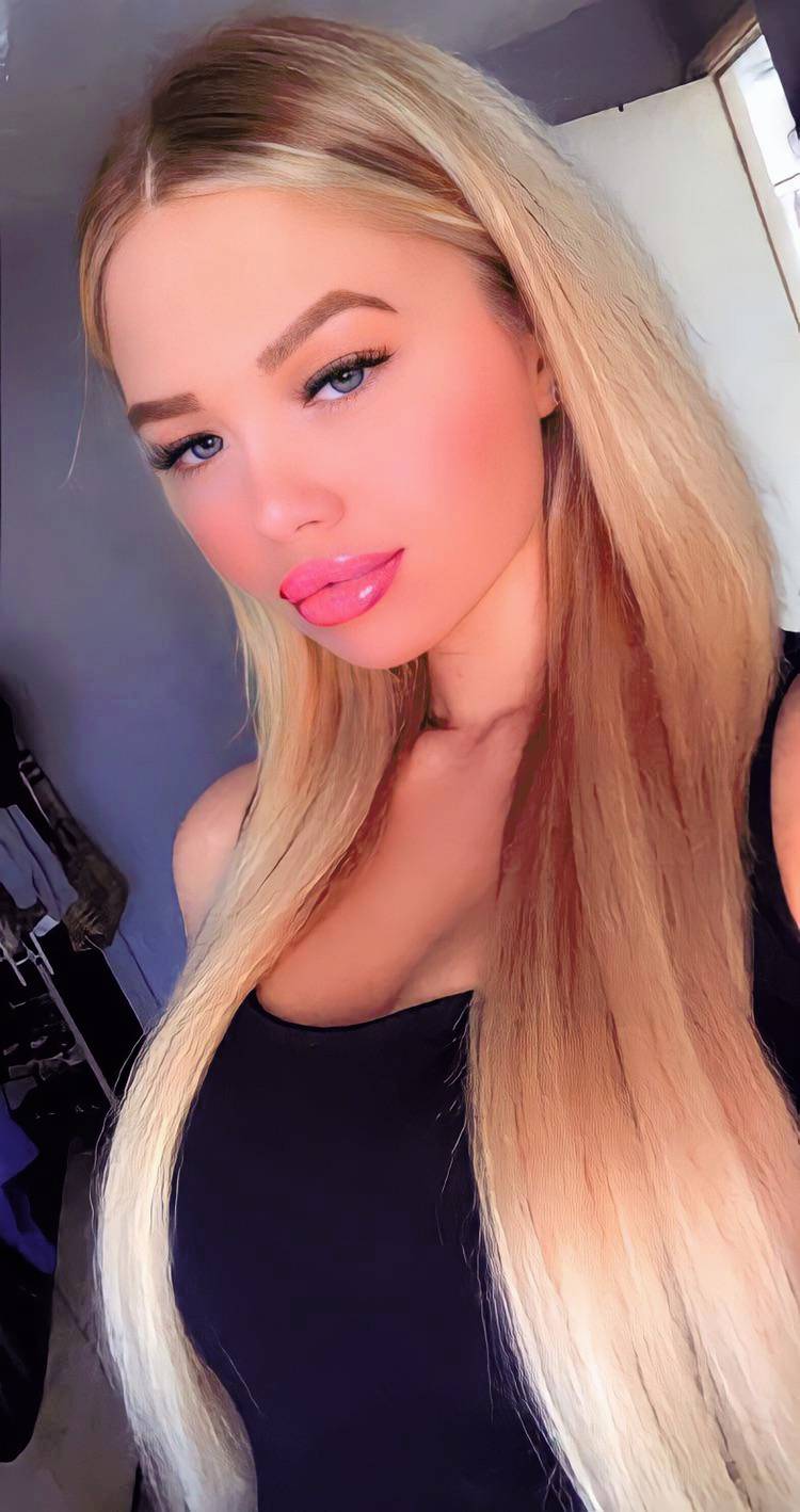 Blonde Bimbo From Essex Uk Who Would Smash Scrolller