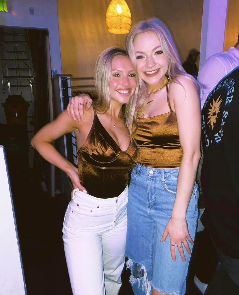 Blonde College Girls Scrolller 