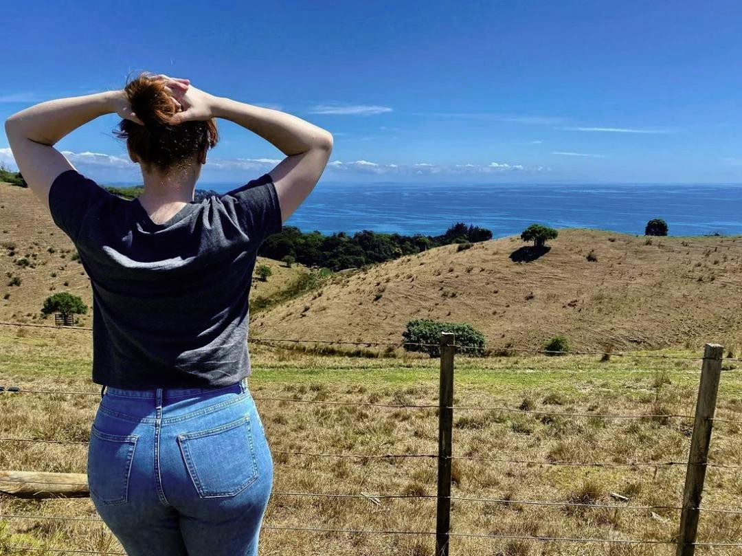 Bryce Dallas Howard showing off her cake in tight jeans↓↓↓ | Scrolller