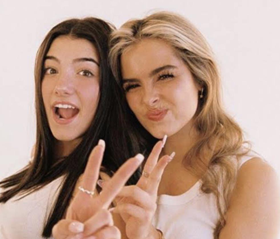 Can someone joi as Addison rae or Charli D’amelio Scrolller