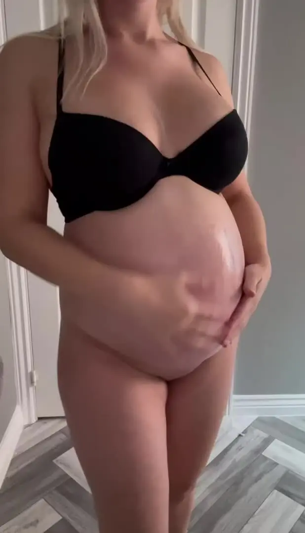 Does moms belly look good enough to kiss?