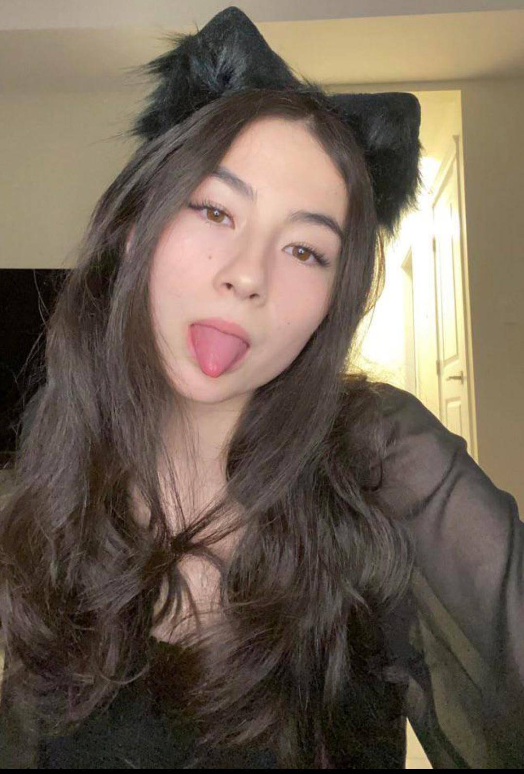 Doing Tributes on Kyedae DM | Scrolller