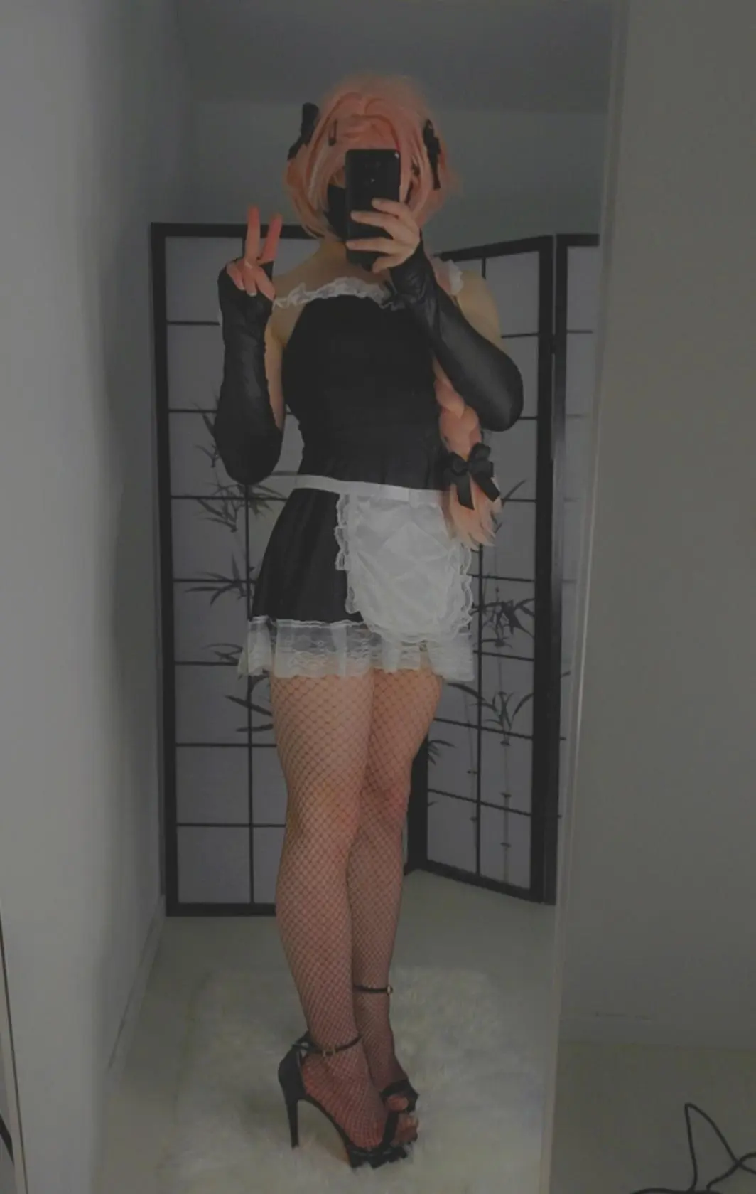 Femboy Maid wants to hold hands 👉🏻👈🏻