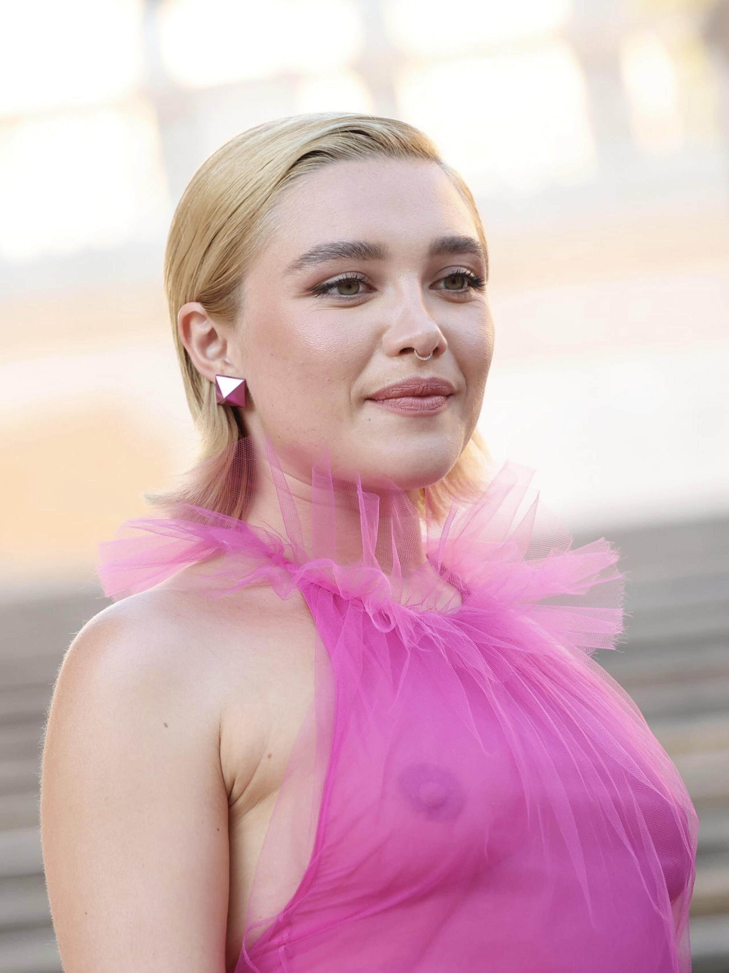 Florence Pugh In A Sheer Dress Scrolller