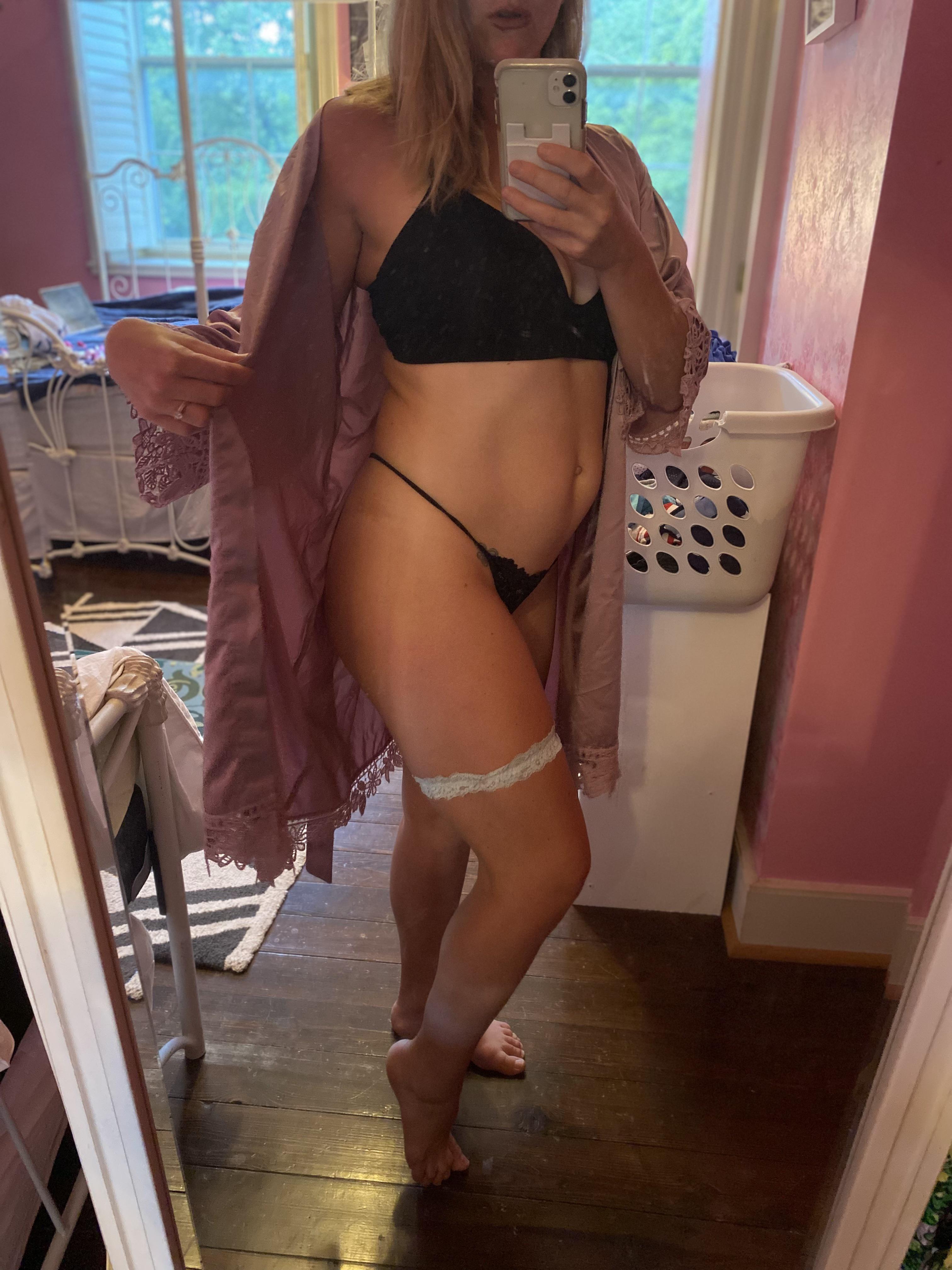 good-morning-gentlemen-can-this-mom-of-3-still-get-you-hard-scrolller