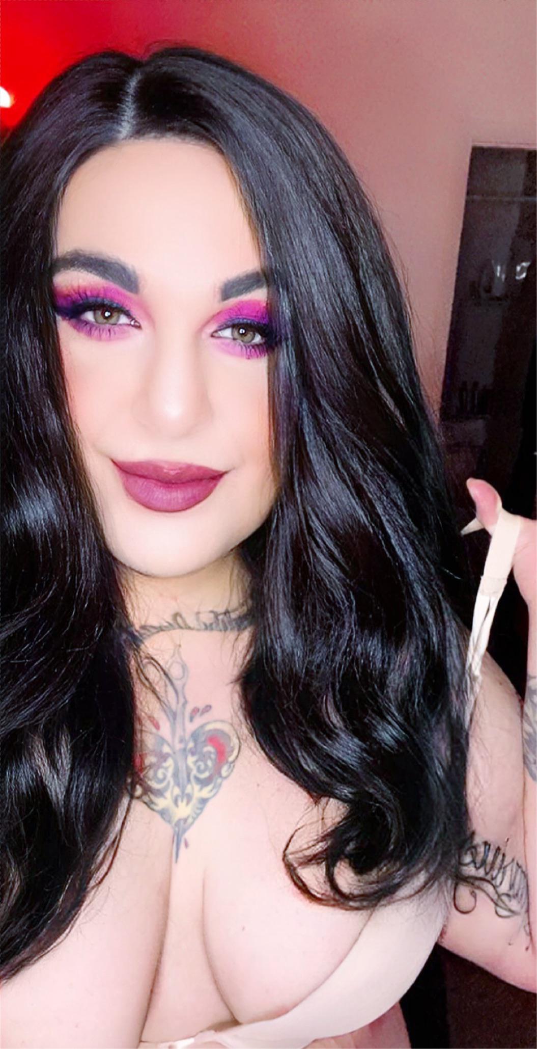 Happy hump day! Come get naked with me :) | Scrolller