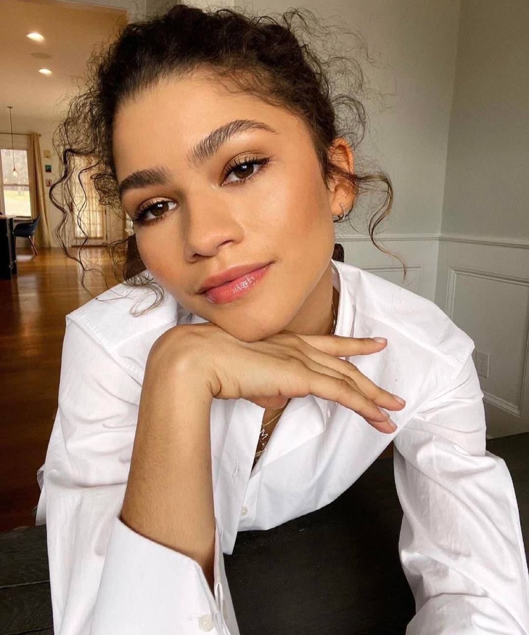 Her face is perfect fap material Scrolller