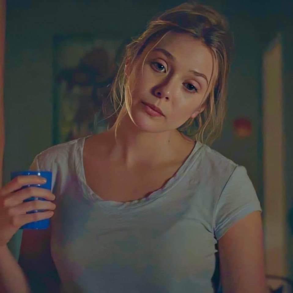 I like this worn out tired look of her. after seeing Wandavision, Elizabeth  Olsen look to be a total milf. I bet she still be hot AF after having 5  kids, in