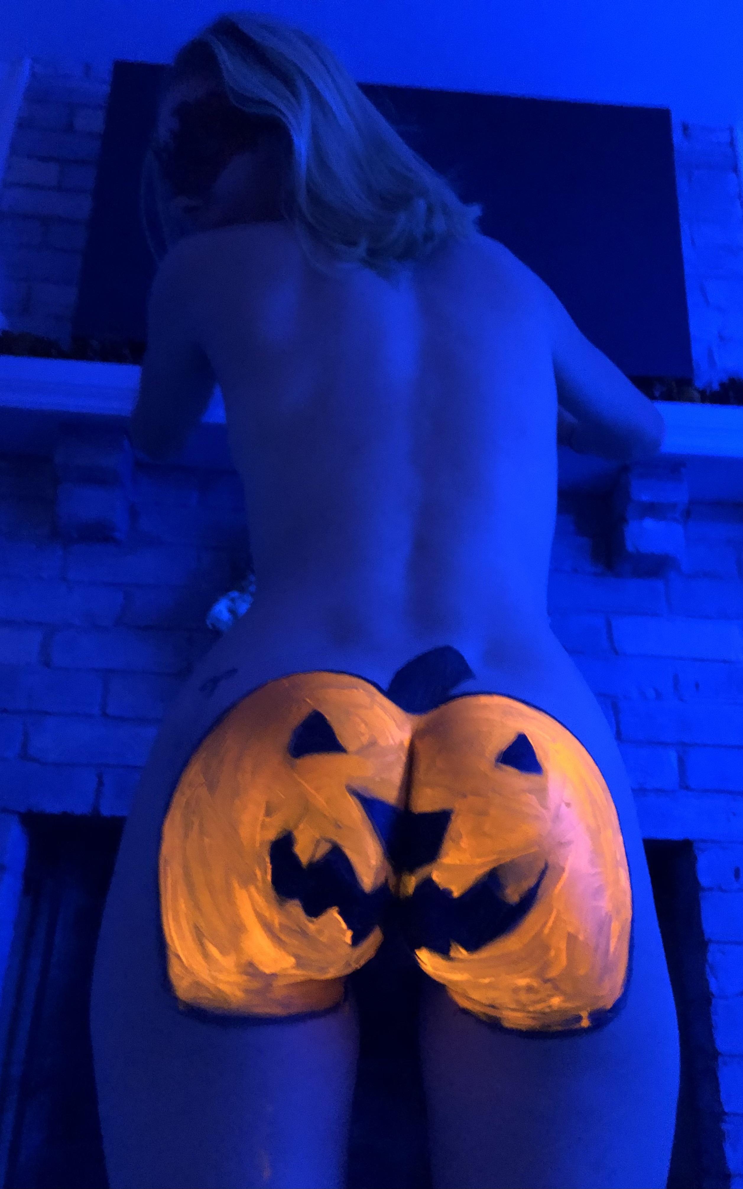 MILF Halloween surprisemature woman in costumespooky MILF reveal
