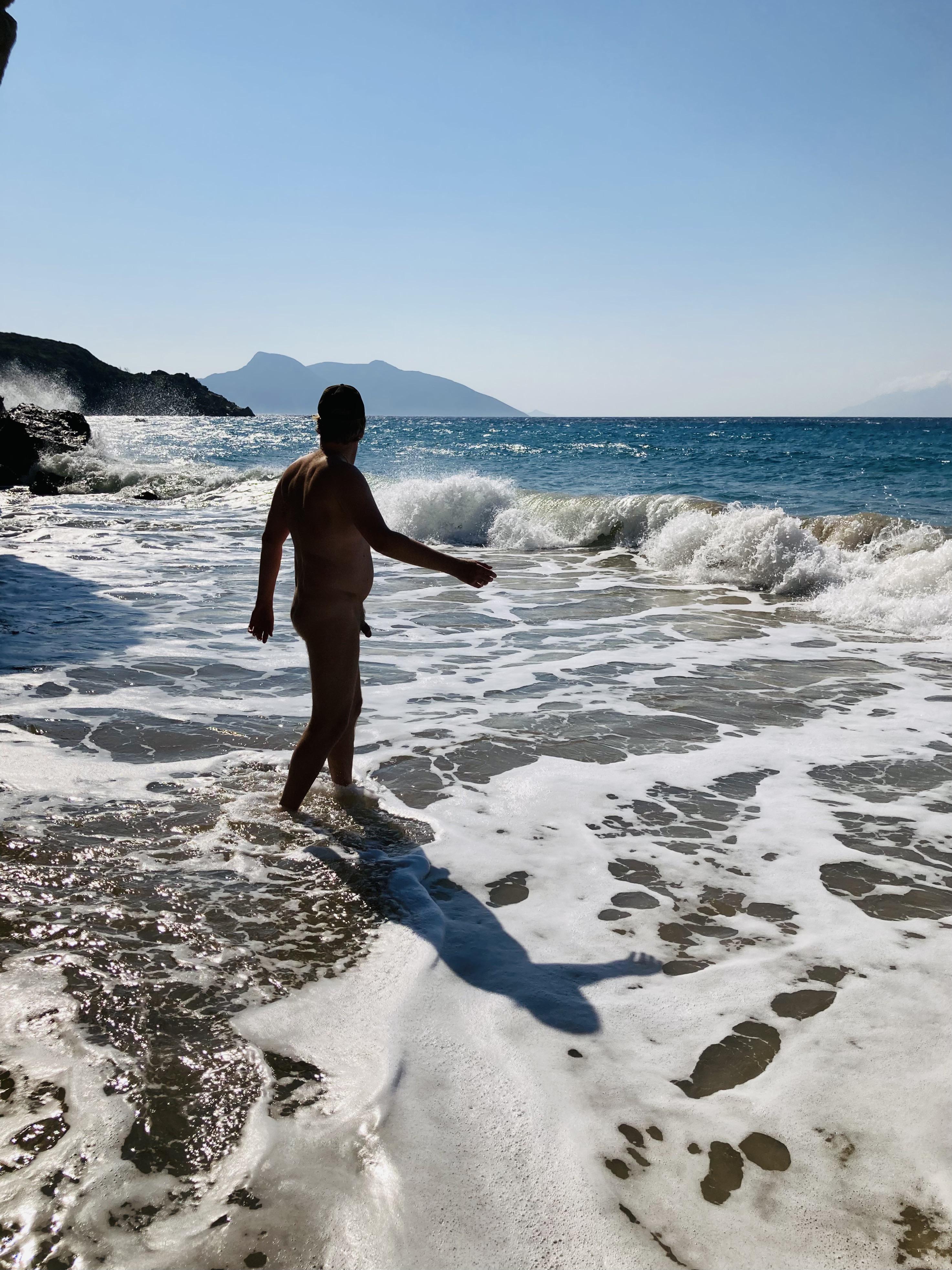 Ik op een prachtig (naakt) strand op Samos | Scrolller