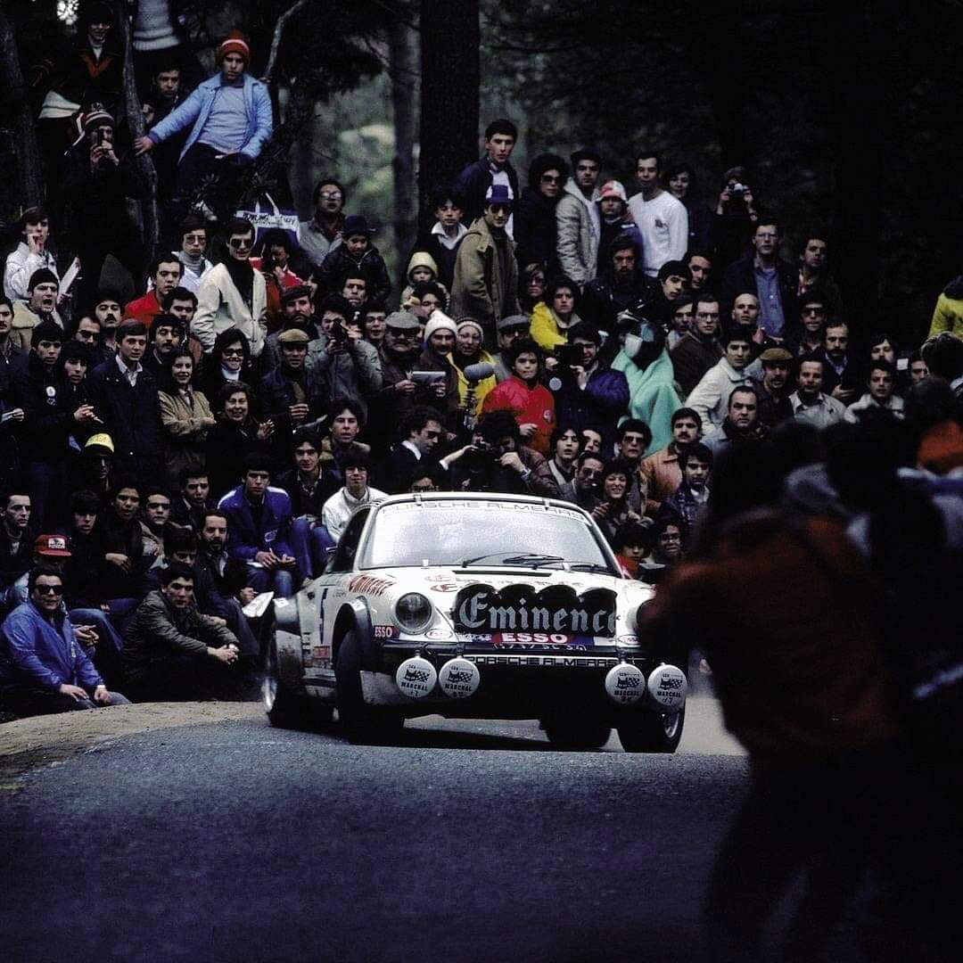 Jean Luc Thérier threads his Porsche 911 through the opening stages of