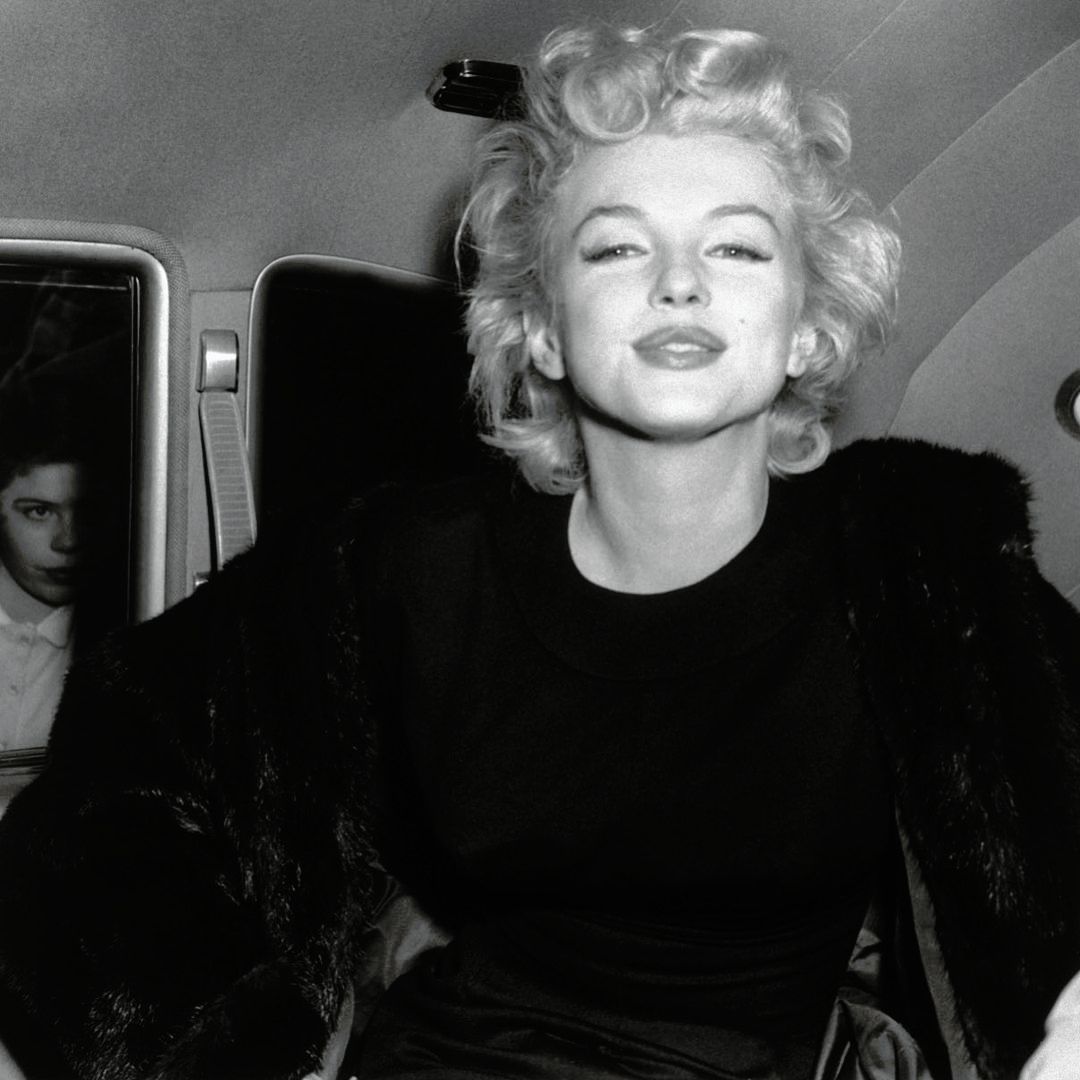 Marilyn Monroe photographed arriving back in New York after filming Bus ...