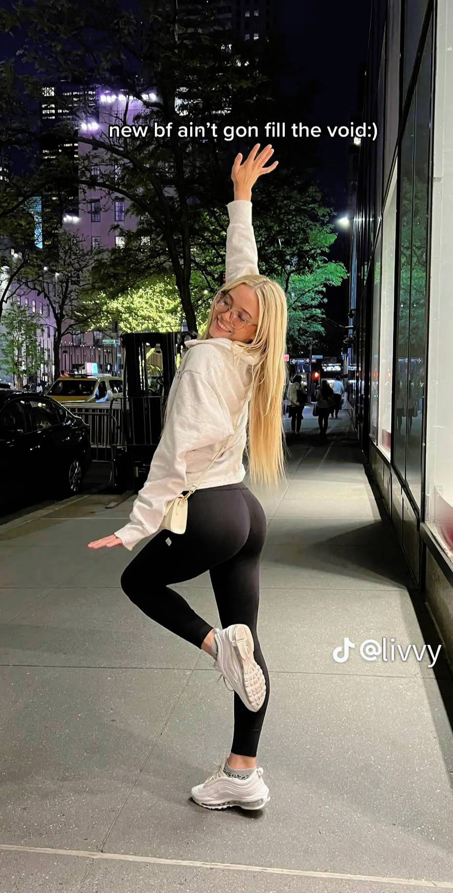Olivia In Yoga Pants Scrolller