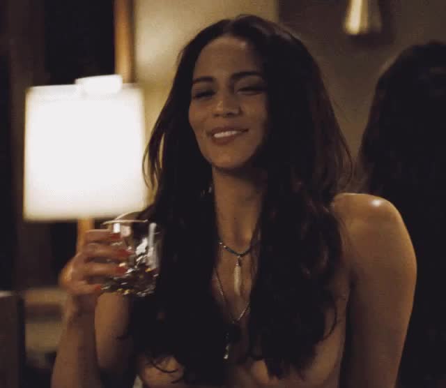 Paula Patton in 2 Guns (2013): Babelicious | Scrolller